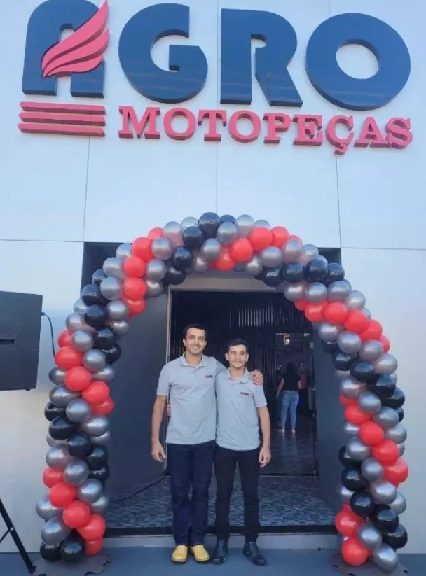 Fundadores da Agro Motopeças em frente à loja em Tangará da Serra